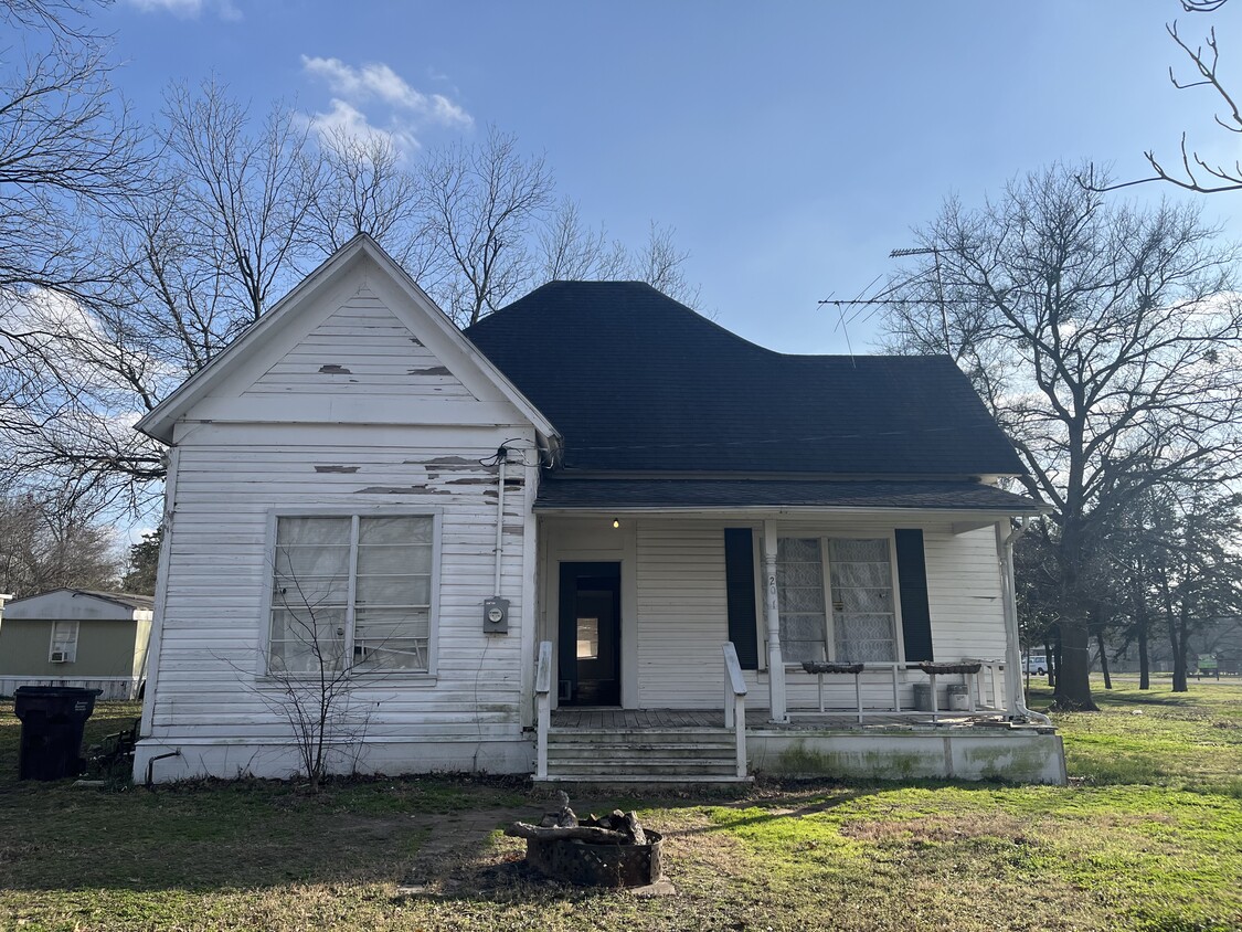 Front of house with a large porch! - 201 W Kirby