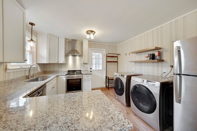 Building Photo - Renovated 3 bed, 1 bath with screened porc...