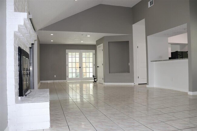 Building Photo - 12019 Fairpoint Dr