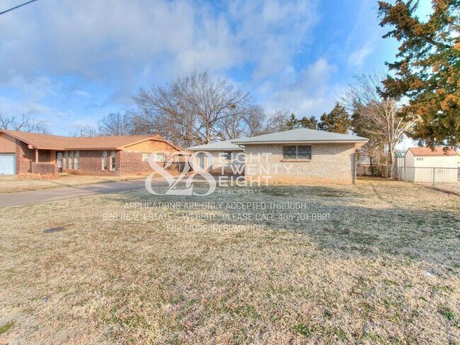 Foto del edificio - Midwest City 3 Bed/2 Bath House with Attached Two-Car Garage!