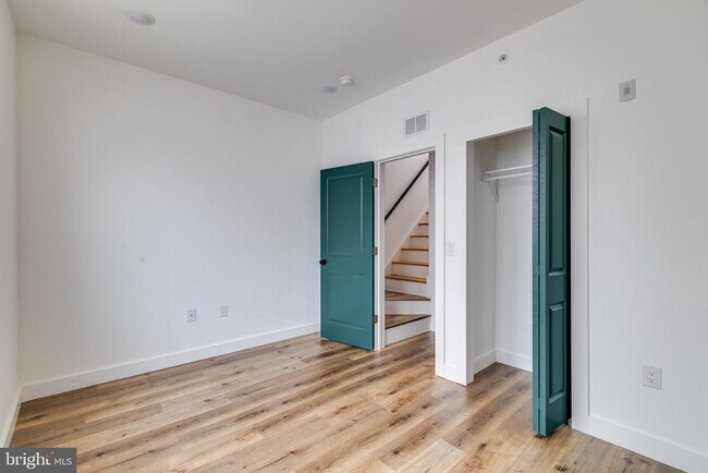 Foto del edificio - 4243 Mantua Ave