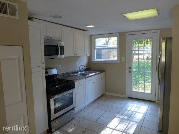 Building Photo - 3 br, 1 bath House - 711 Cedarwood Dr