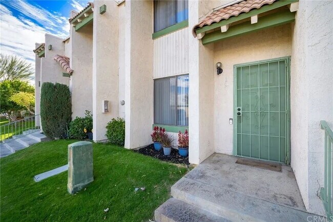 Foto del edificio - Beautifully Updated 2-Bedroom Townhome in Lakeview Villas!