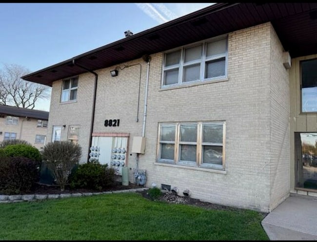 Building Photo - 8821 Schneider Ave