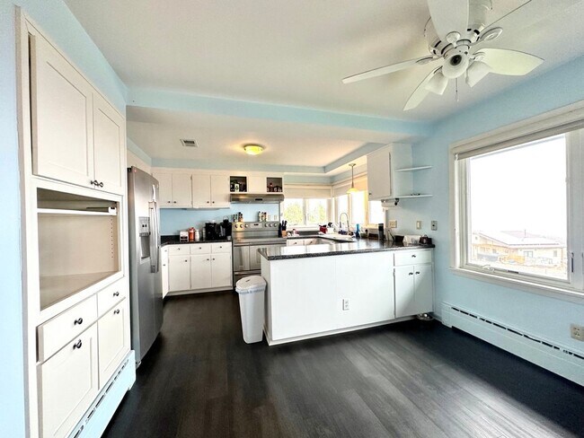 Foto del edificio - AVAILABLE Aug. 1 - 4 BEDROOM 3 BATHROOM - GORGEOUS LAKE VIEWS