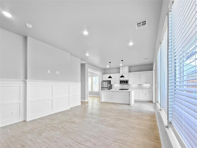 Building Photo - 2608 Crescent Ave