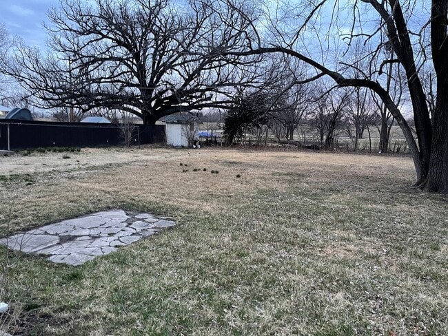 Building Photo - $775 - 2 bed 1 bath - Single Family Home
