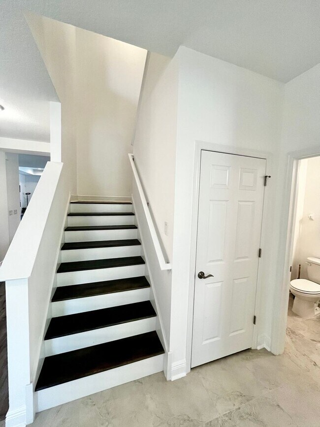 Building Photo - Furnished/Unfurnished Luxurious 4-Bedroom ...