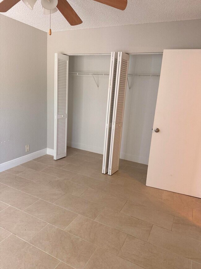 Building Photo - 1440 Lake Crystal Dr