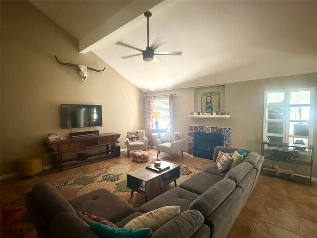 Building Photo - 1212 Weatherford Dr