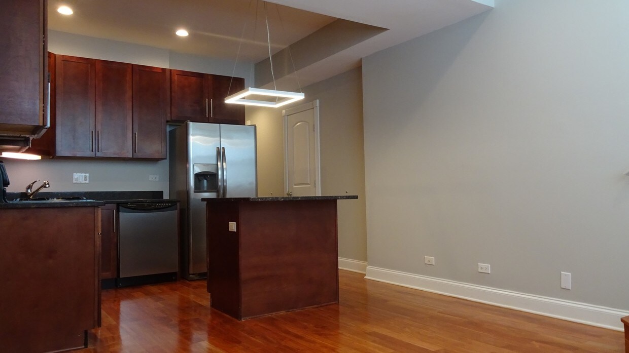 Primary Photo - 2048 W Hood Ave