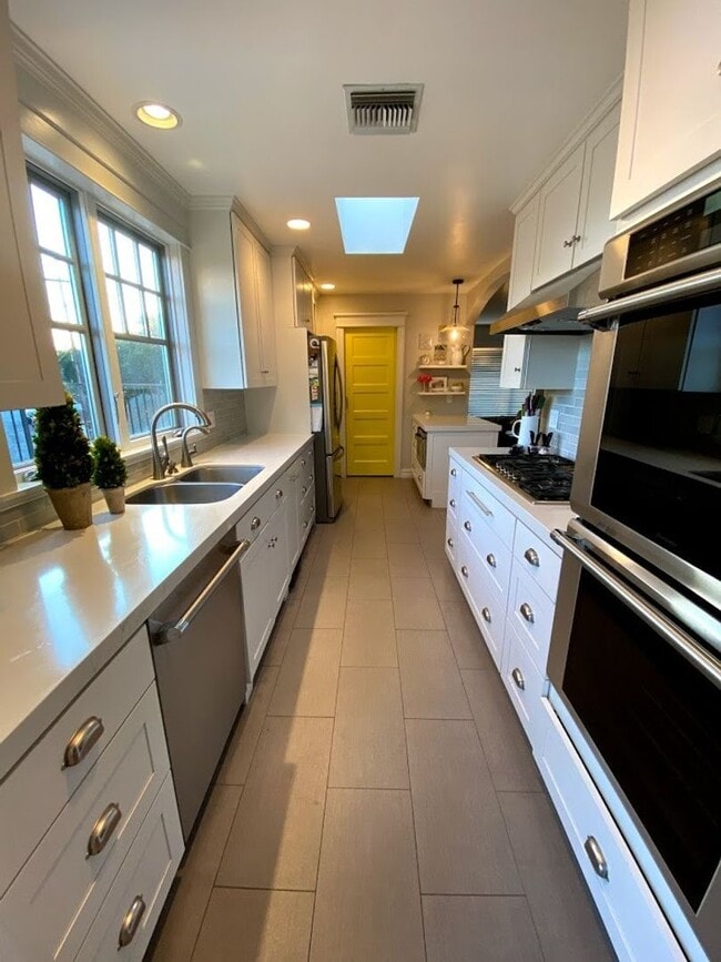 Building Photo - 3 bed 2 1/2 bath home single story home in Woodland Hills!