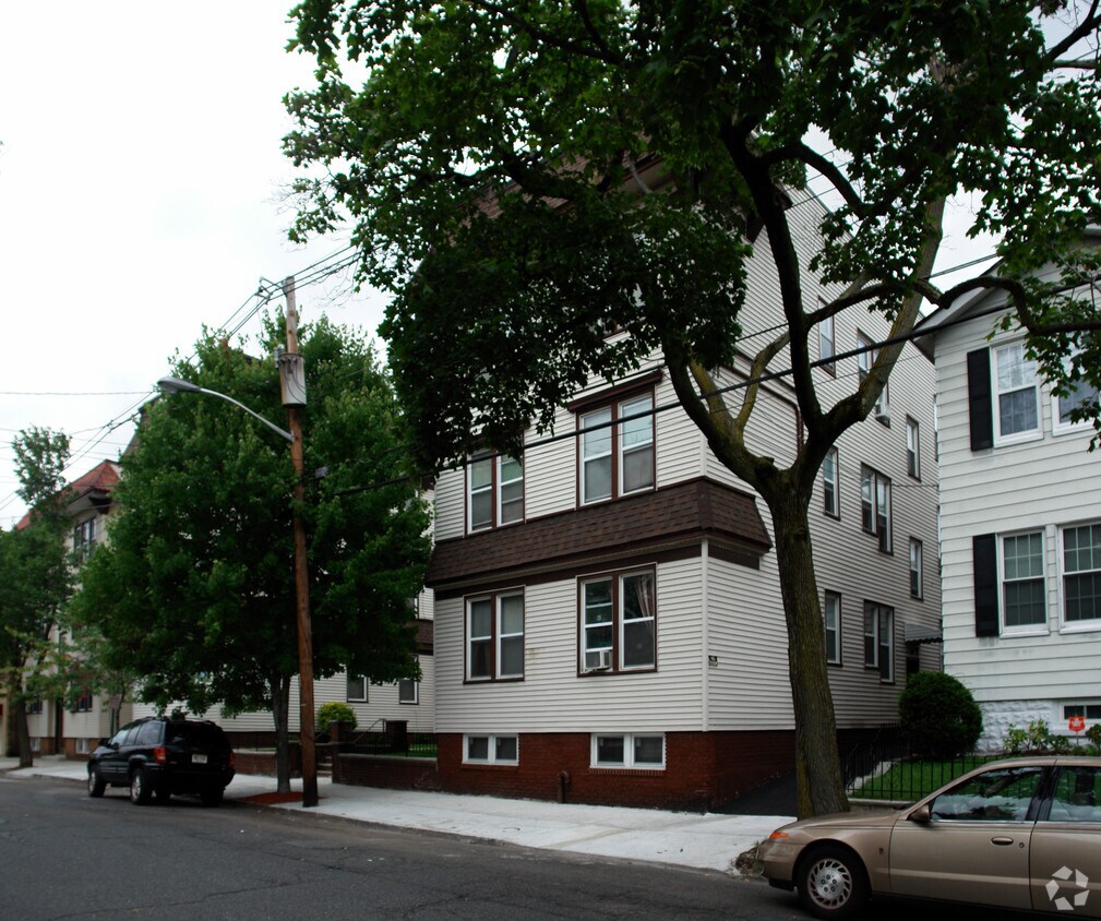 Building Photo - 335 Elm St