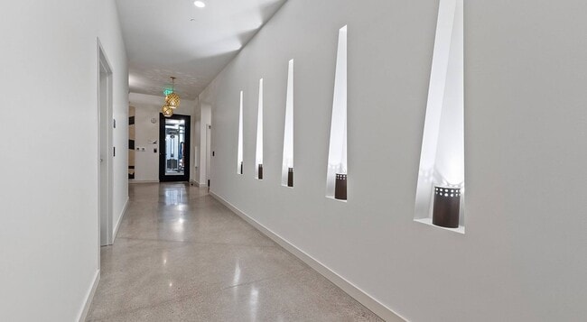 Building Photo - Formation