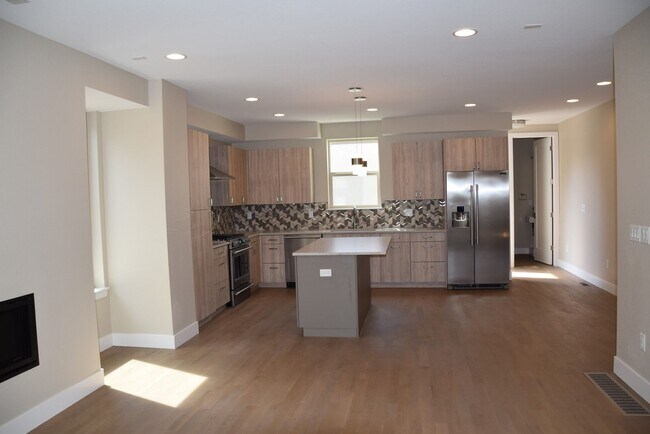 Building Photo - 3 bedroom / 3.5 bath Townhome + 2 Large Flex Spaces & Spacious Roof Top Deck!