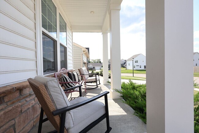 Foto del edificio - 4 Bedroom, 4 Bath Home w/Backyard Heated Pool overlooking Pearl's Fen