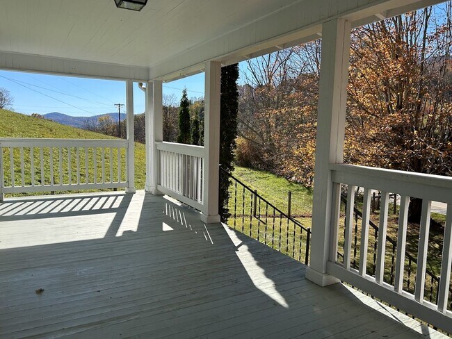 Building Photo - Charming 2 Bedroom Home with Stunning Views