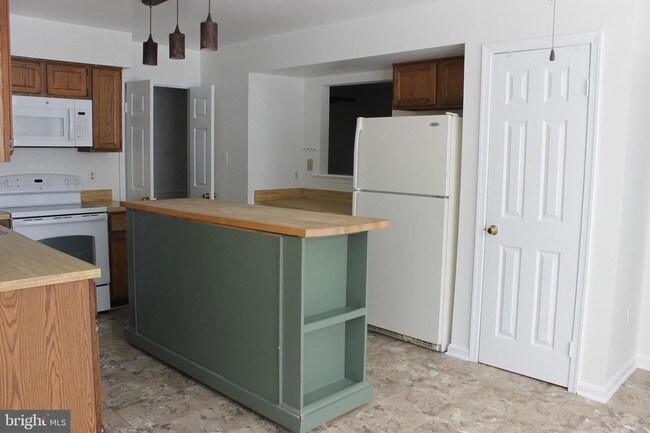 Building Photo - 15265 Hyacinth Pl