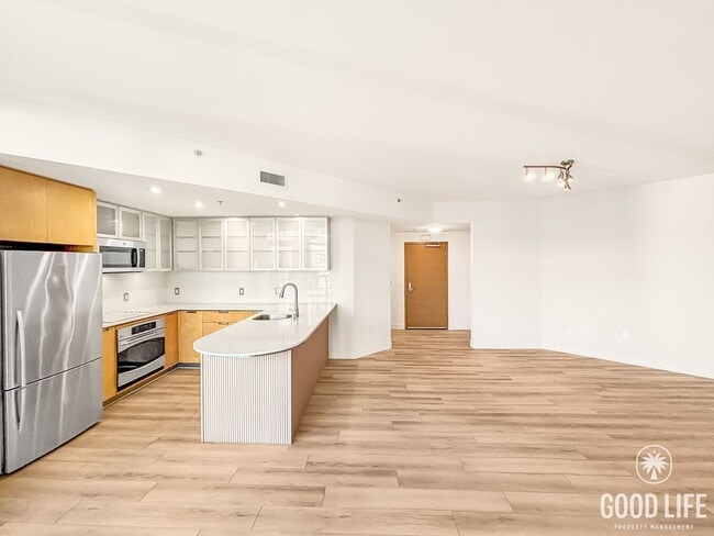 Building Photo - Stunning 2BD/2BA Condo in Downtown W/ W/D,...