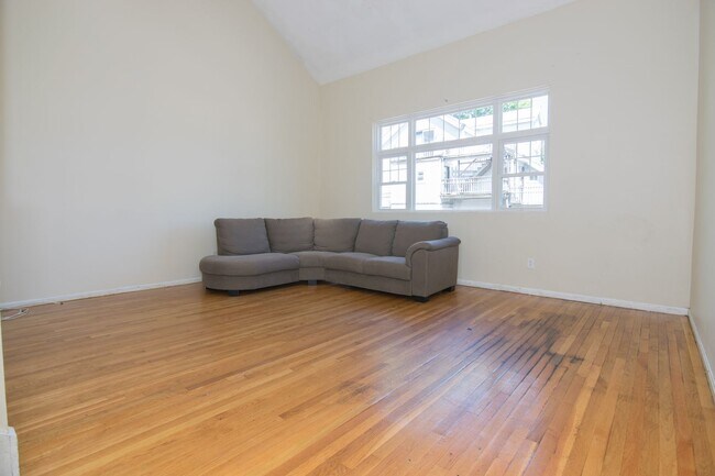 Foto del edificio - Massive 5 Bed / 3 Bath Townhouse w/ Parking + Laundry | 2,200 Sq Ft | Allston | 9/1/2026