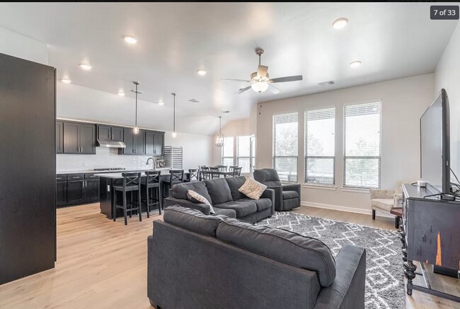 Foto del edificio - Welcome to this beautiful 4-bedroom, 2-bat...