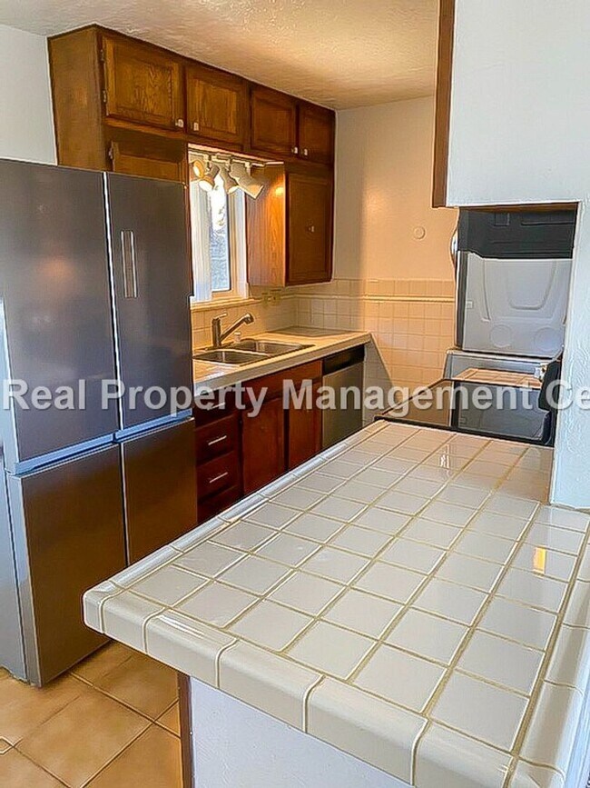 Foto del edificio - LEASE PENDING - Updated Cambria Duplex Nea...