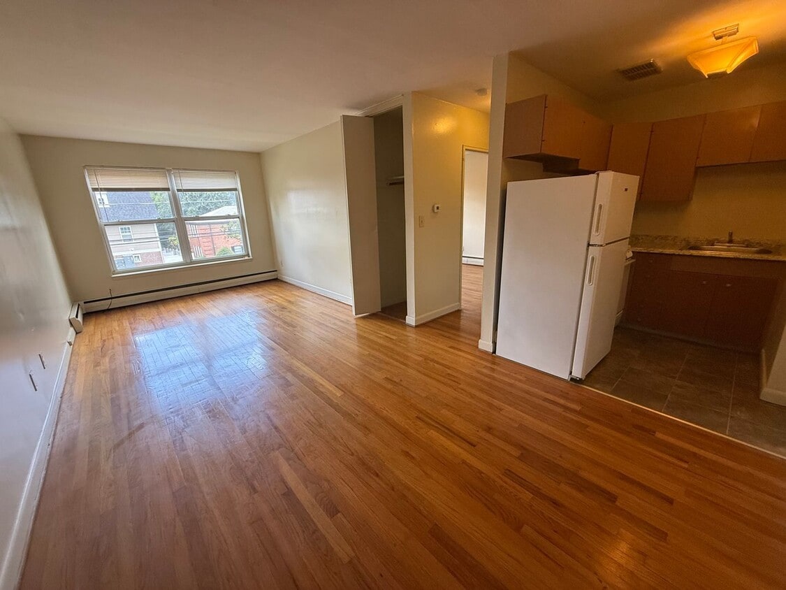 Beautifully-Maintained 1-Bedroom & Central... - Beautifully-Maintained 1-Bedroom & Central...