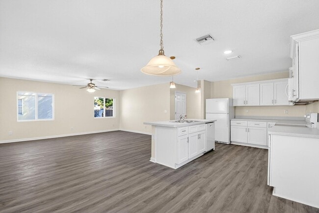 Building Photo - 857 W 3rd St