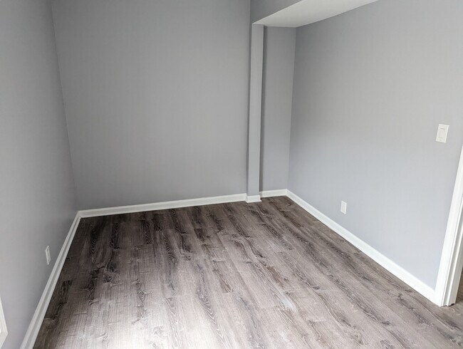 Foto del edificio - 659 West 43rd Place, Unit Second Floor