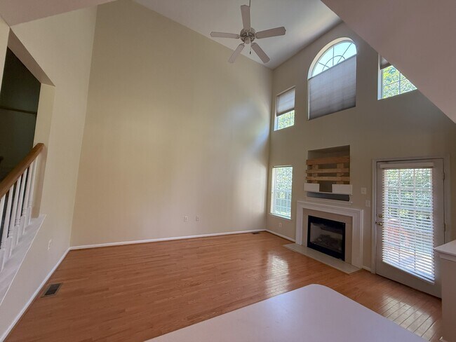 Foto del edificio - 379 Wheatfield Cir