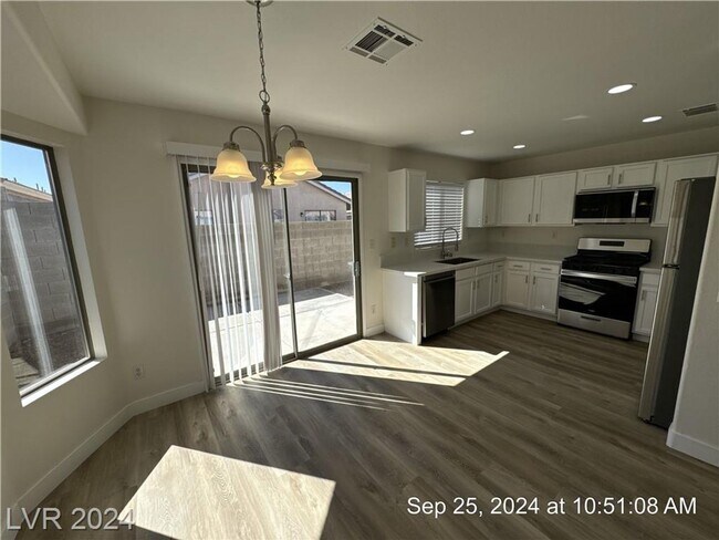 Foto del edificio - CHARMING SINGLE-STORY HOME IN A QUIET CUL-...
