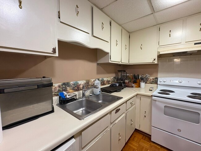 Building Photo - 3854 S Parkway Dr