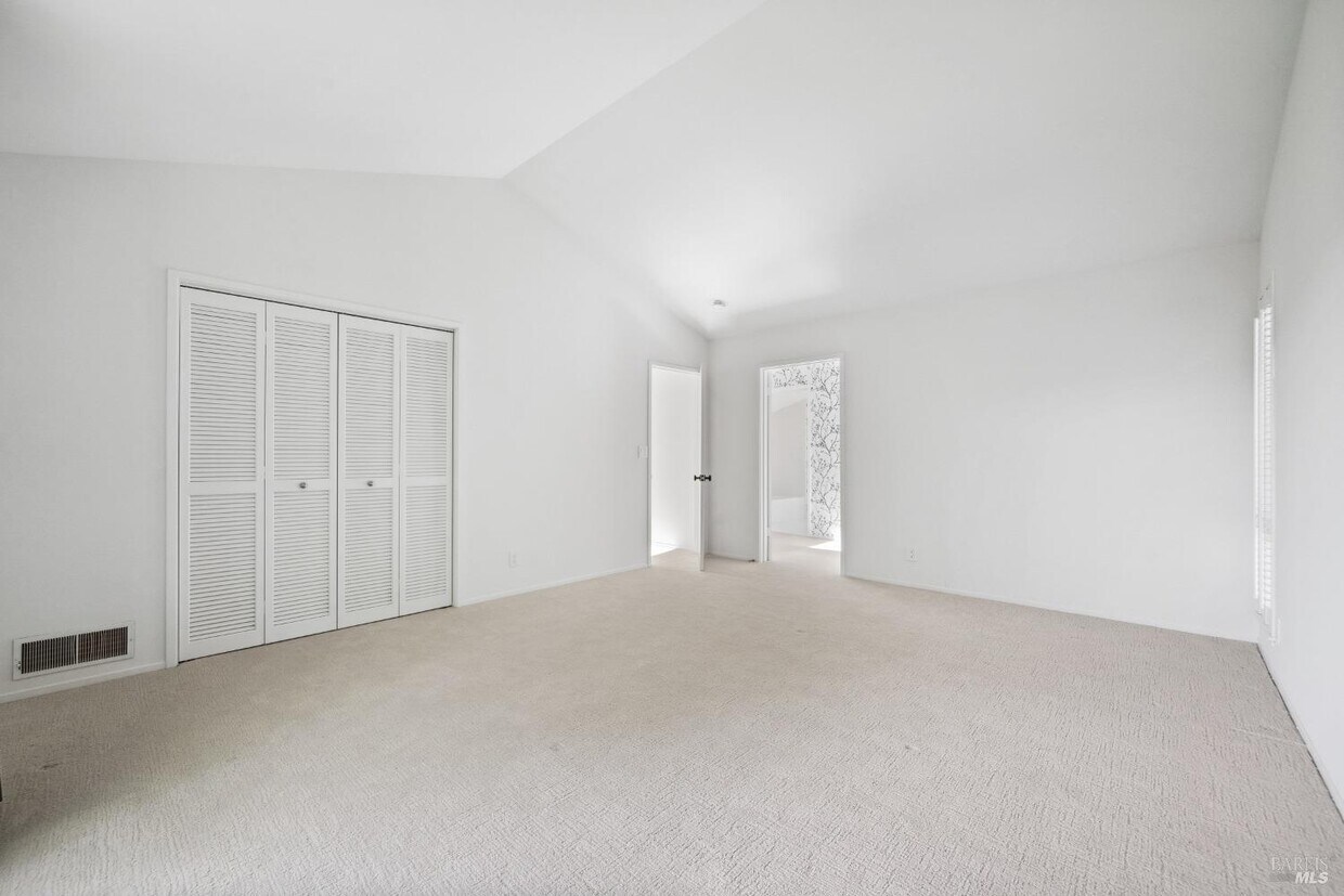 Foto principal - 32 Bayview Ave