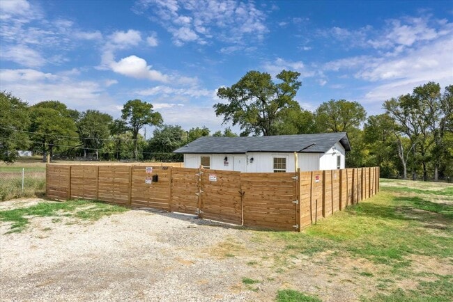 Building Photo - 1507 Bastrop Hwy