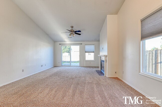Foto del edificio - Updated 3 Bedroom 2 Bathroom Home in Battle Ground with Great Fully Fenced Back Yard!