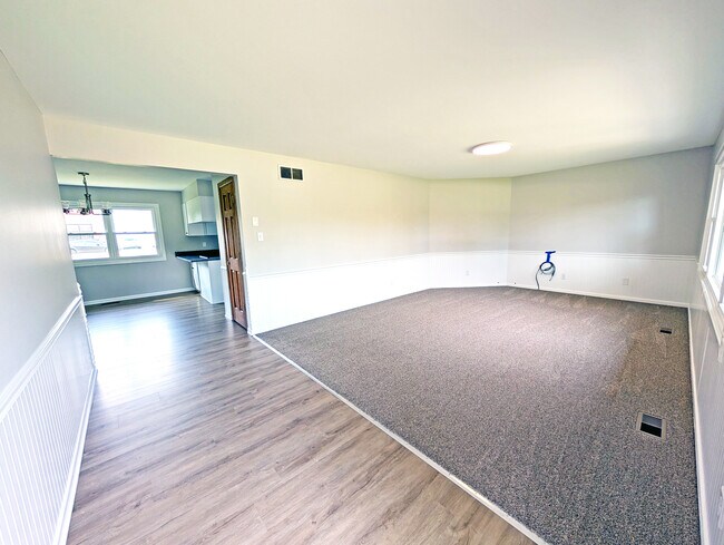 Foto del edificio - 23209 W Mound Rd