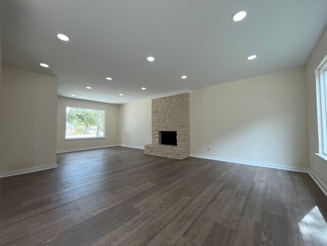 Foto del edificio - JUST RENOVATED 4/2.5 IN GREAT LEANDER LOCA...