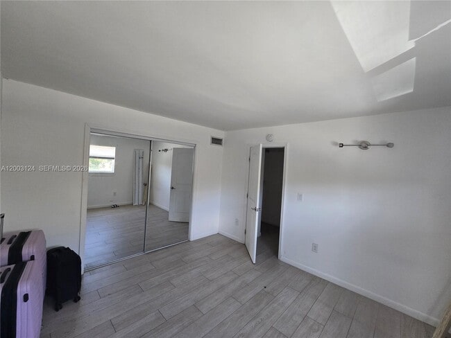 Foto del edificio - 465 S Royal Poinciana Blvd