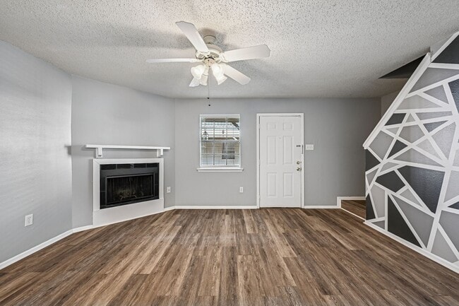 Building Photo - 737 Heavens Dr