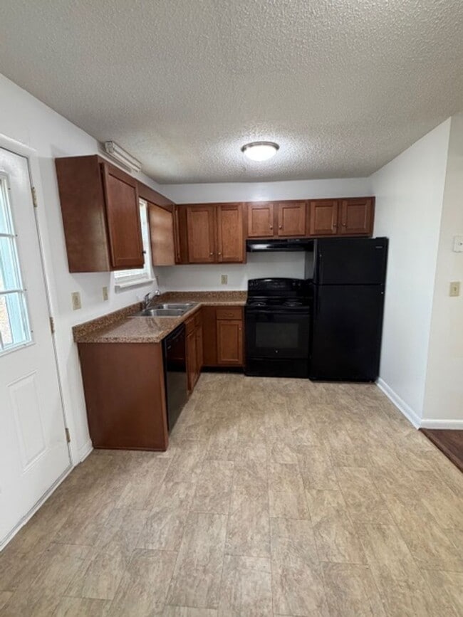 Building Photo - 2 Bedroom 1.5 Bath Duplex