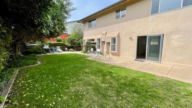 Building Photo - 298 Country Club Dr