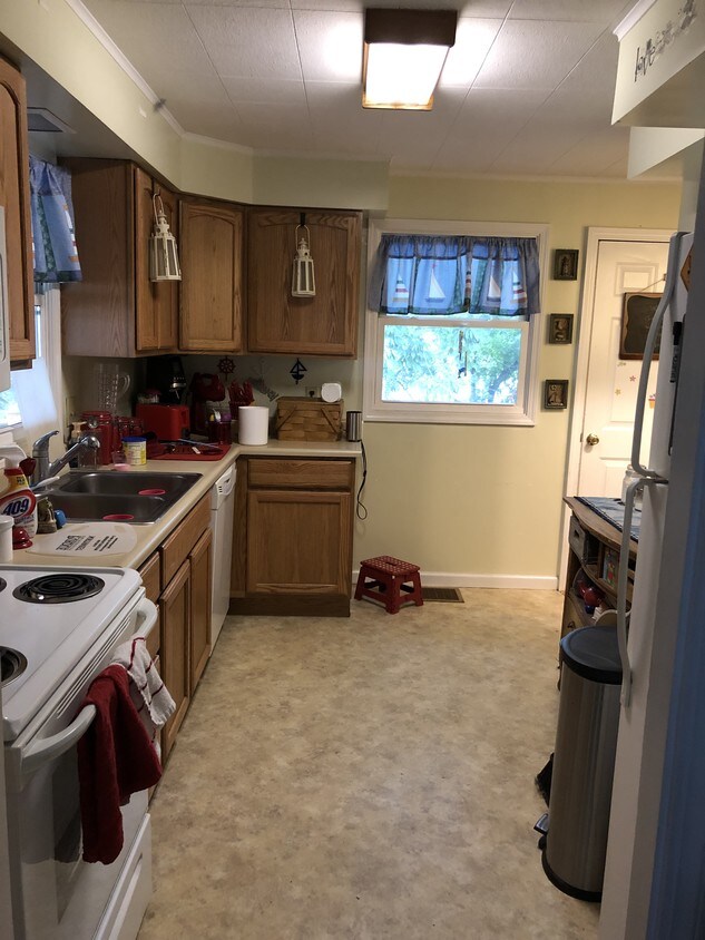 Building Photo - 2220 Roselawn Ave