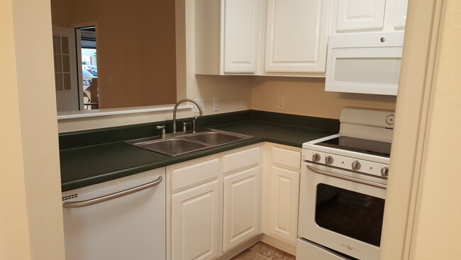 Kitchen - 107 Enlish Dr