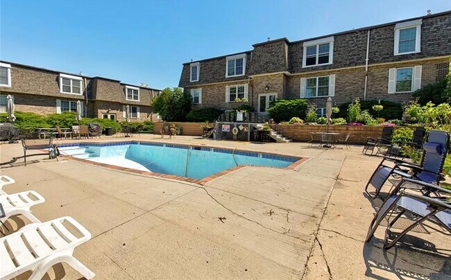 Building Photo - 1120 E 6th St