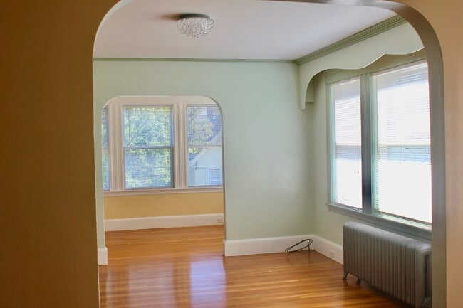 Building Photo - 154 Mount Vernon St