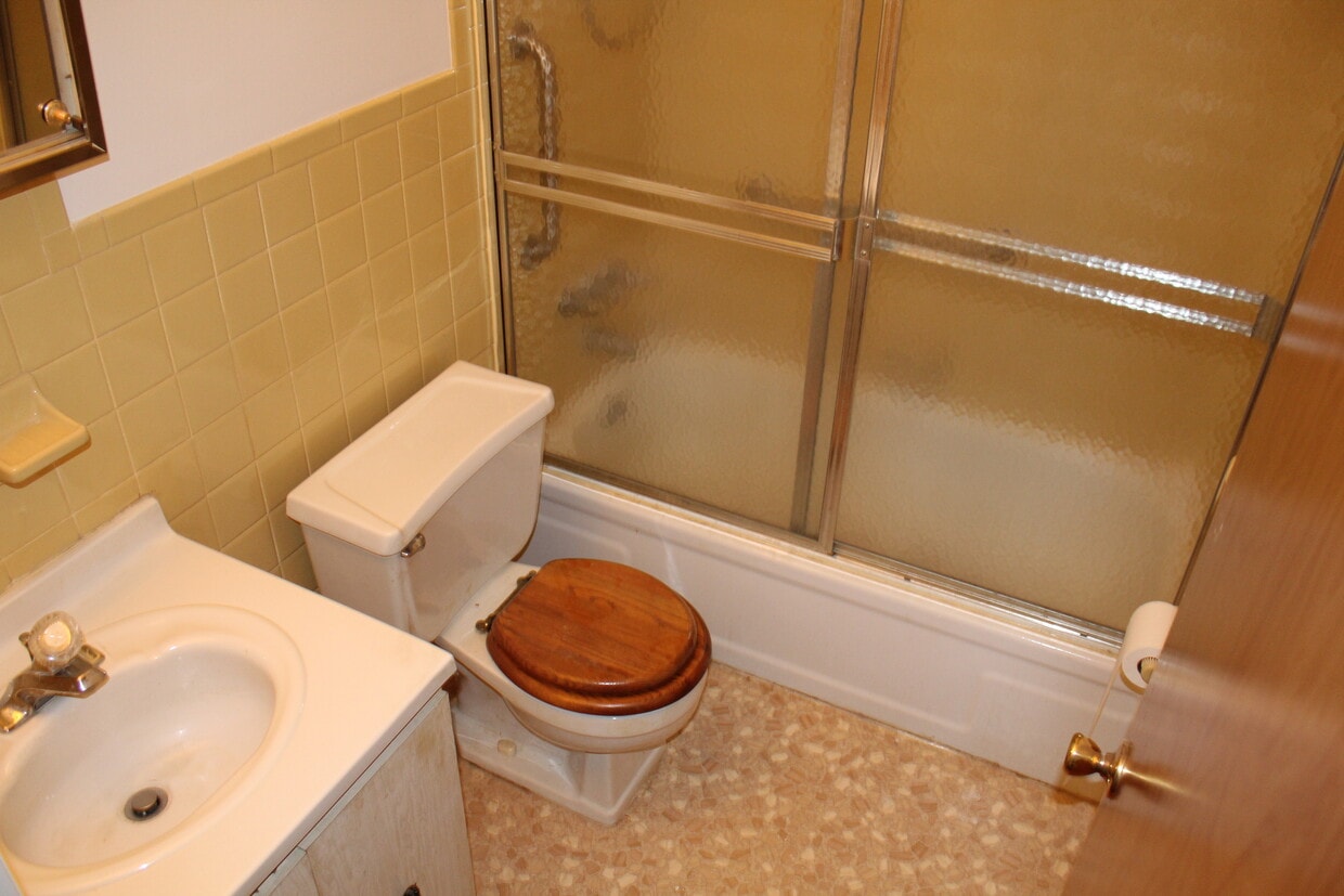 Full Bath - 56 Saratoga Ct