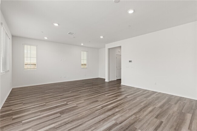 Building Photo - 895 Brookdale Dr