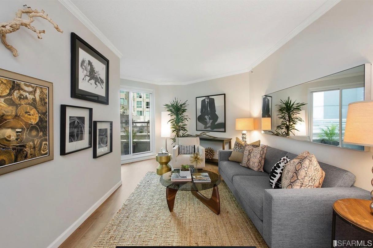 Primary Photo - 240 Lombard St