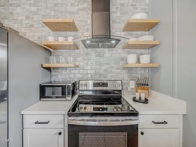 Building Photo - 6219 Poinciana Dr