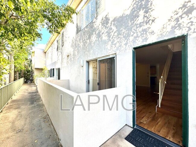 Foto del edificio - 12251 Moorpark St